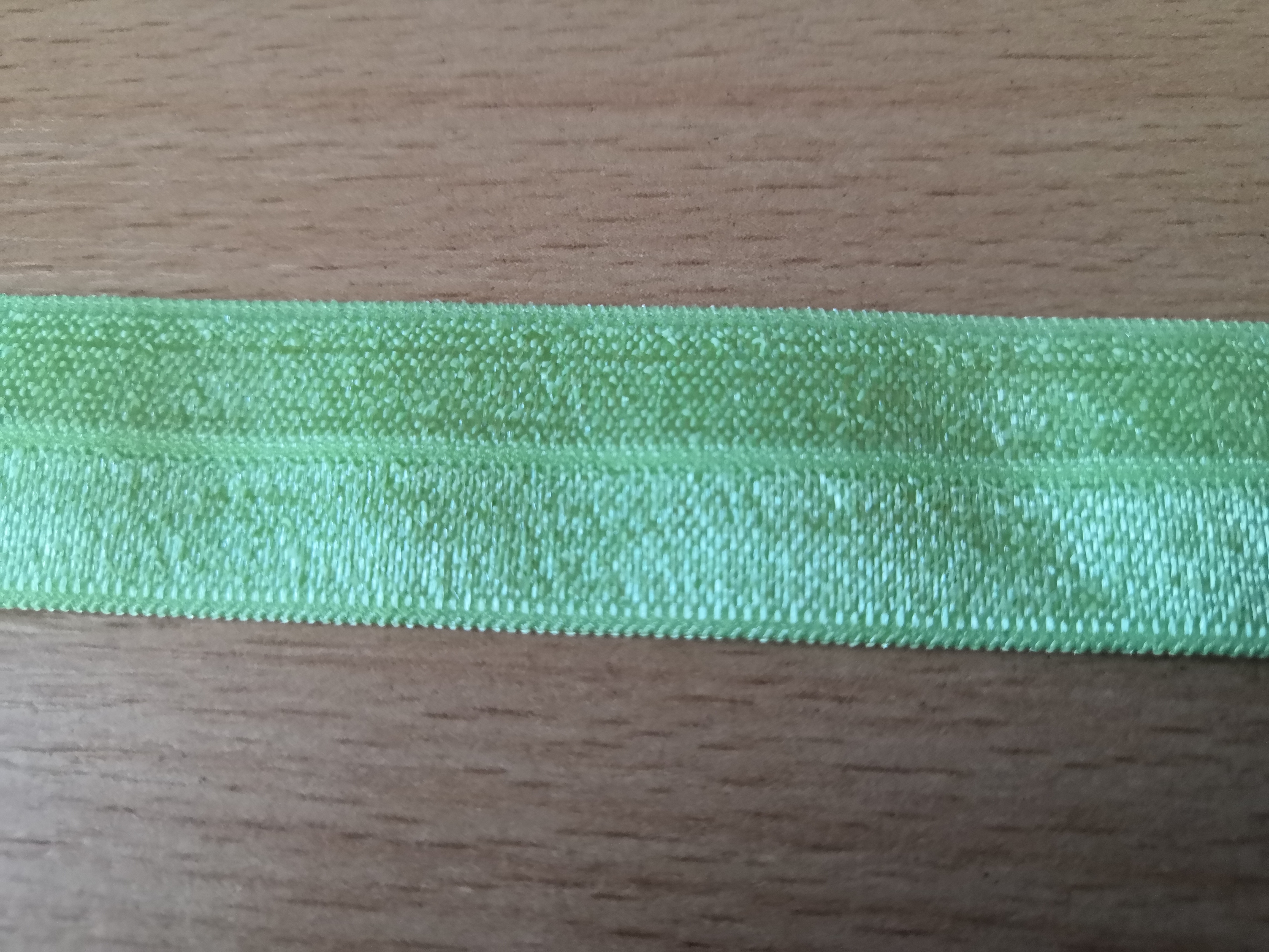 Pruženka lemovací lomená 20mm sv. zelená - Oeko-tex standard 100