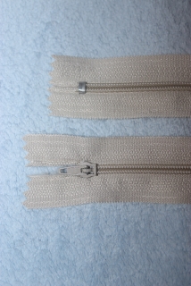 zip sv. hnědý/krémový 55 cm 3# N