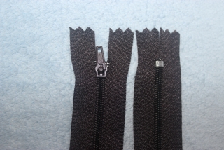 zip tm. hnědý 40 cm 3# N